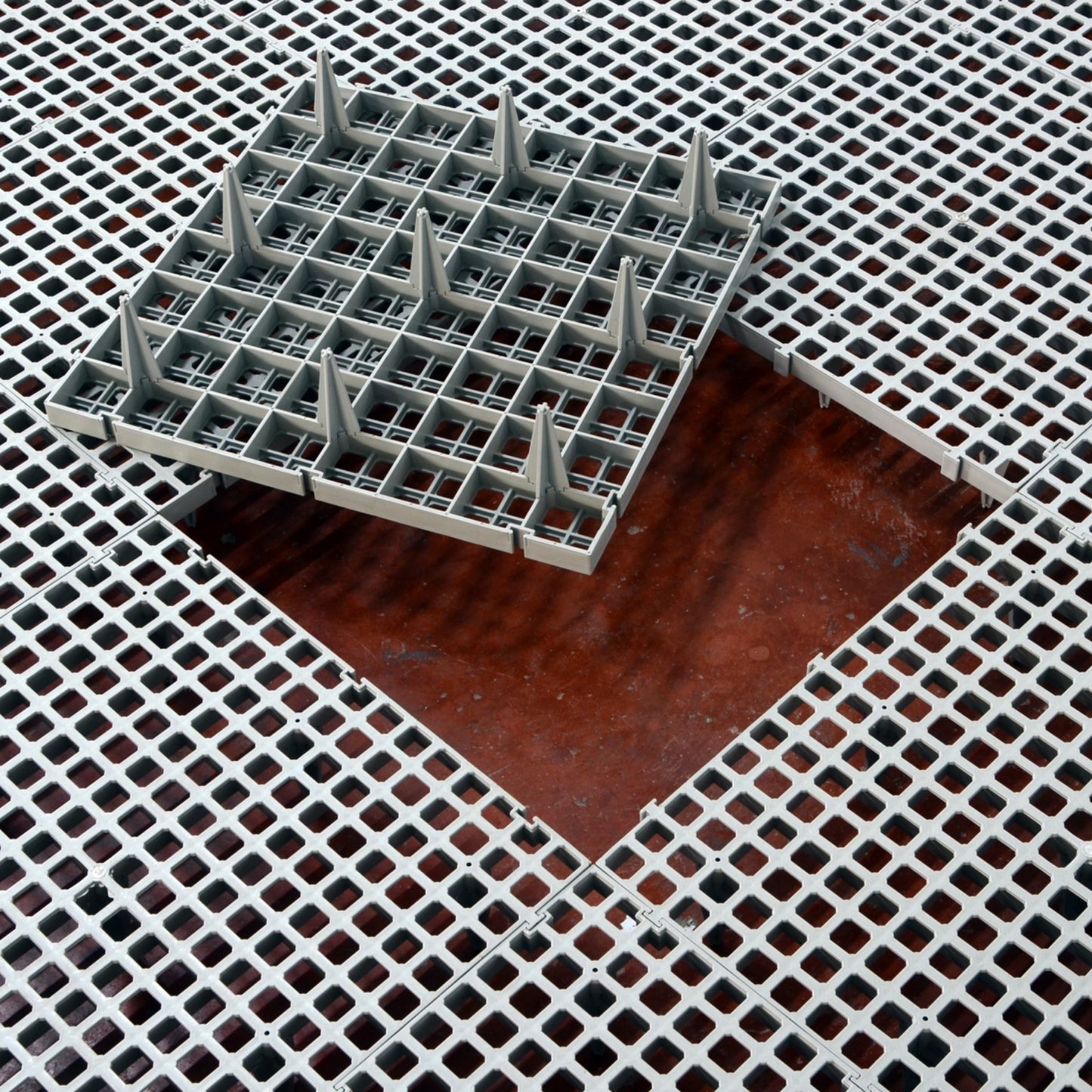 Bodenrost aus Kunststoff liegt auf dem Boden