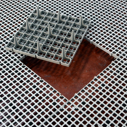 Bodenrost aus Kunststoff liegt auf dem Boden